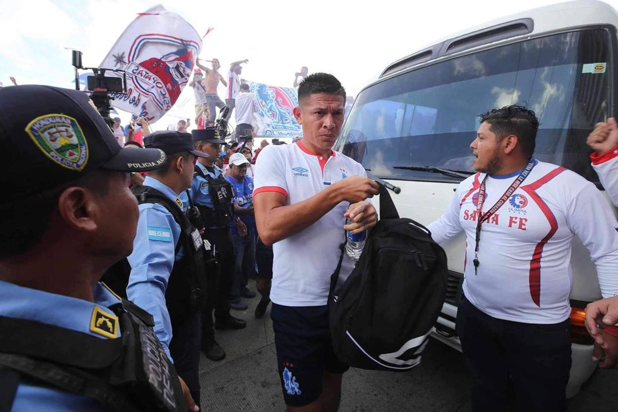 Los jugadores del Olimpia pasaron en medio de un pasillo que hicieron los aficionados merengues en la entrada a los camerinos del estadio Nacional Chelato Uclés.