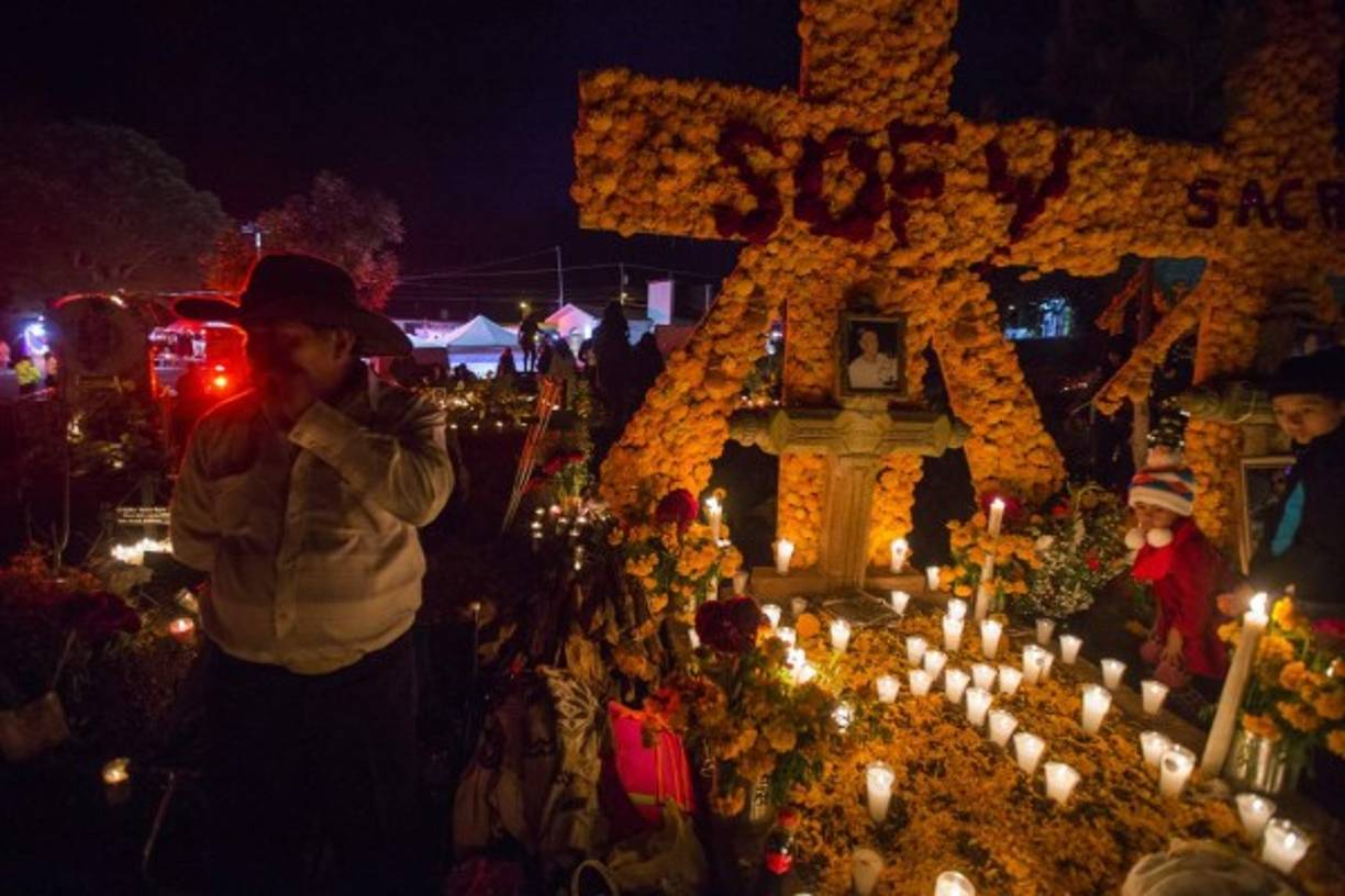 El Día de Muertos es una celebración tradicional de origen mesoamericano que honra a los difuntos. Se celebra principalmente los días 1 y 2 de noviembre, aunque en algunos lugares comienza desde el 31 de octubre.