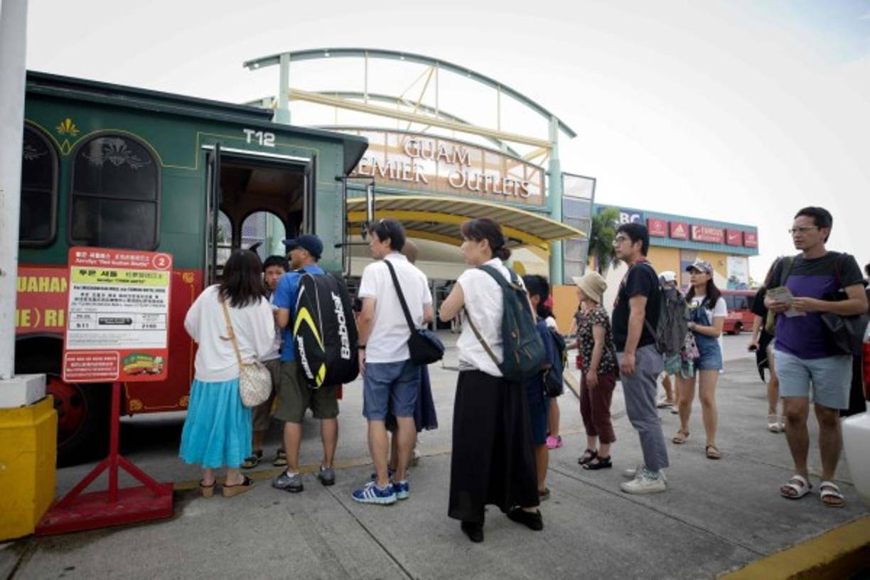 Las playas paradisíacas, los complejos hoteleros y las tiendas duty-free representan la tercera parte de los empleos en Guam, que atrajo más de 1,5 millones de visitantes en 2016, la mayoría japoneses o coreanos.