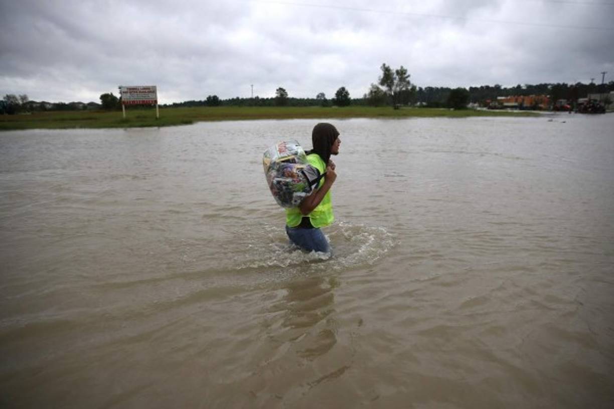 Houston, Texas: La cuarta ciudad más grande de los Estados Unidos quedó literalmente bajo el agua tras el azote del huracán Harvey. El presidente Donald Trump calificó el desastre natural como 'uno de los peores en la historia de EUA'.
