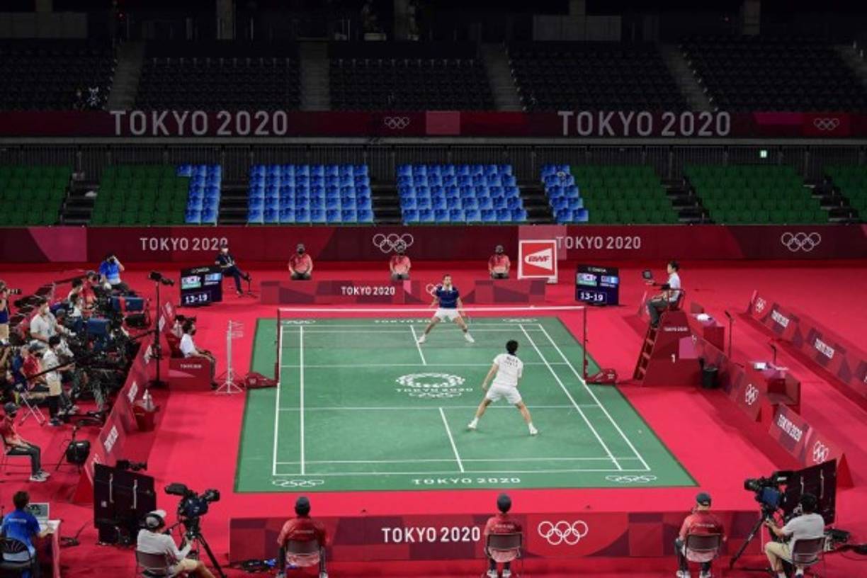 Tras verse con 14-14, volvió a entrar en racha y se hizo con dos bolas de partido, 20-18, que le pusieron la victoria al alcance. En la primera de ellas, al resto, tras un peloteo intenso volvió a jugársela en la red y logró dejar caer el volante fuera del alcance de Heo. Solo habían transcurrido 42 minutos de partido.