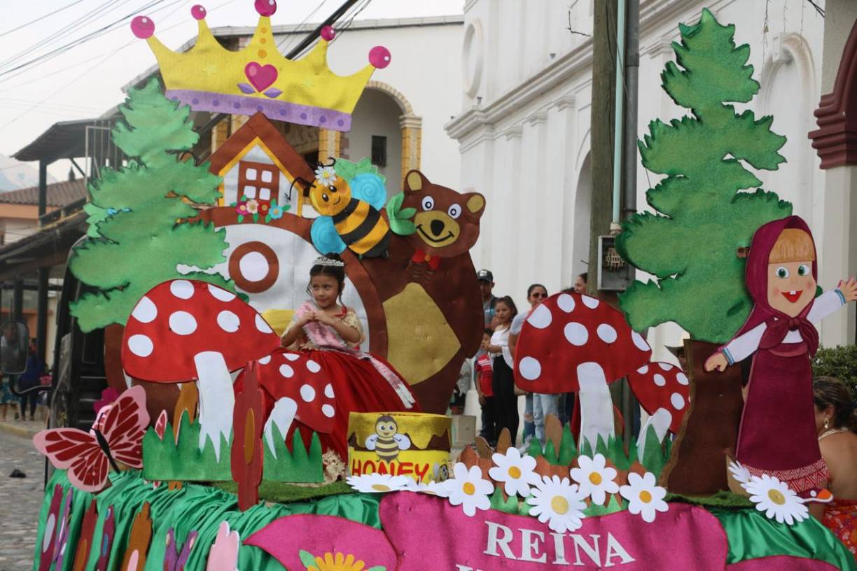 La presidenta de la Comisión Ciudadana de Turismo de Copán Ruinas, María Eugenia Avilés afirmó que “cerramos esta feria con broche de oro, el pueblo ha disfrutado de una de las mejores ferias de Honduras”.
