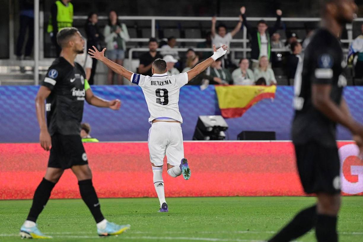 Karim Benzema corriendo a celebrar su gol en la final de la Supercopa de Europa.