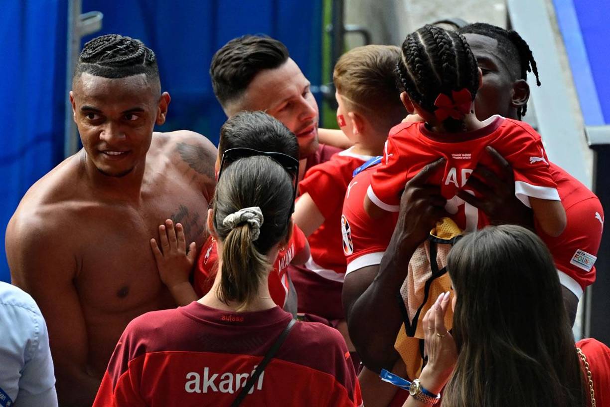 Algunos jugadores de Suiza festejaron la clasificación a cuartos de final de la Euro con sus familiares en las gradas del Olympiastadion de Berlín.