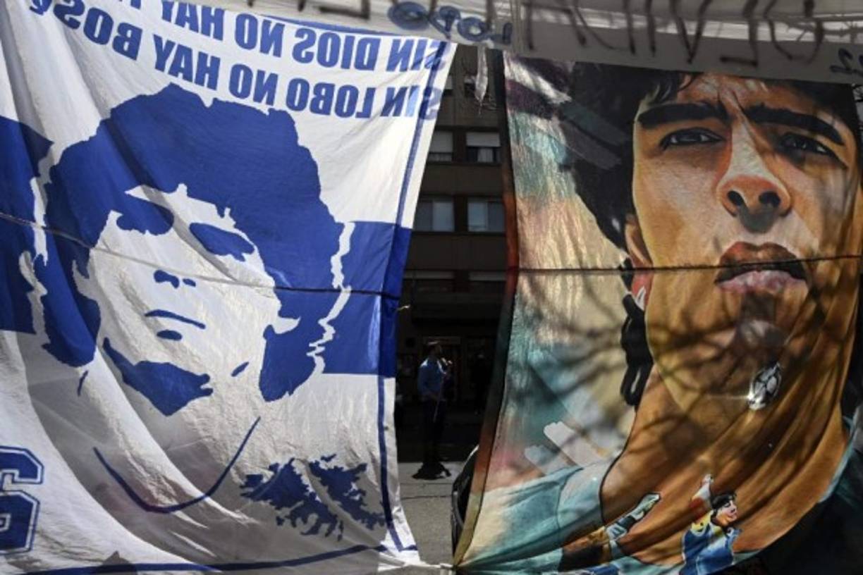 Ante la complicada situación de salud de Diego Armando Maradona, que deberá ser intervenido quirúrgicamente, los seguidores del astro argentino salieron a la calles para mostrarle su apoyo. Fotos AFP y EFE.