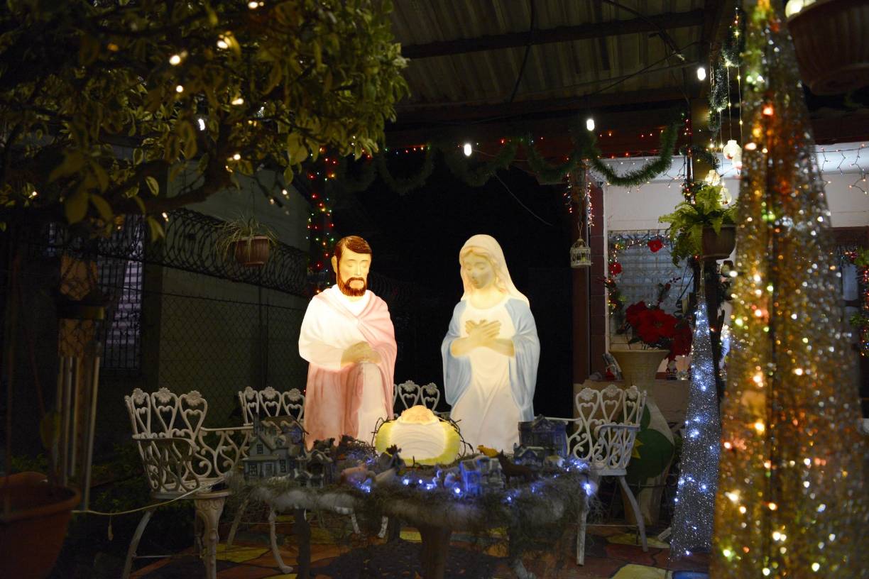 “Los niños de la colonia venían todos los años y yo les regalaba dulces. Hace un par de años vinieron unos muchachos a mi portón a preguntar por dulces, al principio no los reconocí, pero luego me dijeron que de niños venían a ver mi casa en Navidad, fue bonito verlos de nuevo y ver el impacto que pequeños gestos pueden generar en la vida de otros”, expresó.