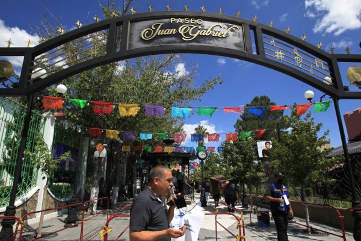 Al exterior de lo que fue la morada del compositor, se instaló un escenario bautizado como 'Paseo de Juan Gabriel' para conmemorar a uno de los mayores cantantes y compositores de música popular en Latinoamérica. En este punto, había lonas con su imagen y frases de sus composiciones como 'Y seguiré cantando, hasta que mi canto se escuche por donde quiera en la ciudad; cantaré y gritaré fuerte'.<br/>