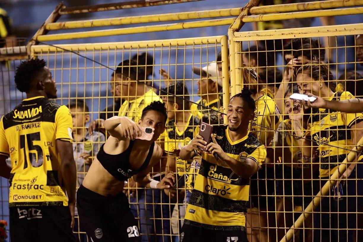 Tras el final del partido, jugadores del Real España tuvieron un lindo gesto con aficionados de la Máquina.