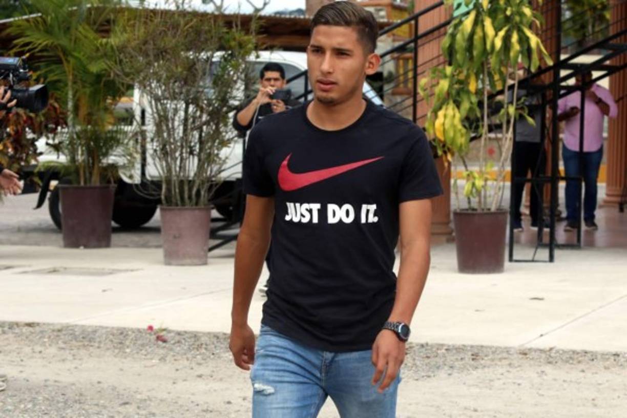 José Mario Pinto fue solicitado por el Olimpia para que iniciar la pretemporada y pusiera fin a su préstamo en la UPNFM, donde jugó el torneo pasado. 'Nosotros allá estábamos en la pretemporada, ya llevábamos tres semanas, pero se nos dio el llamado y hay que ver que pasa si nos quedamos aquí o que sale', declaró el joven delantero.