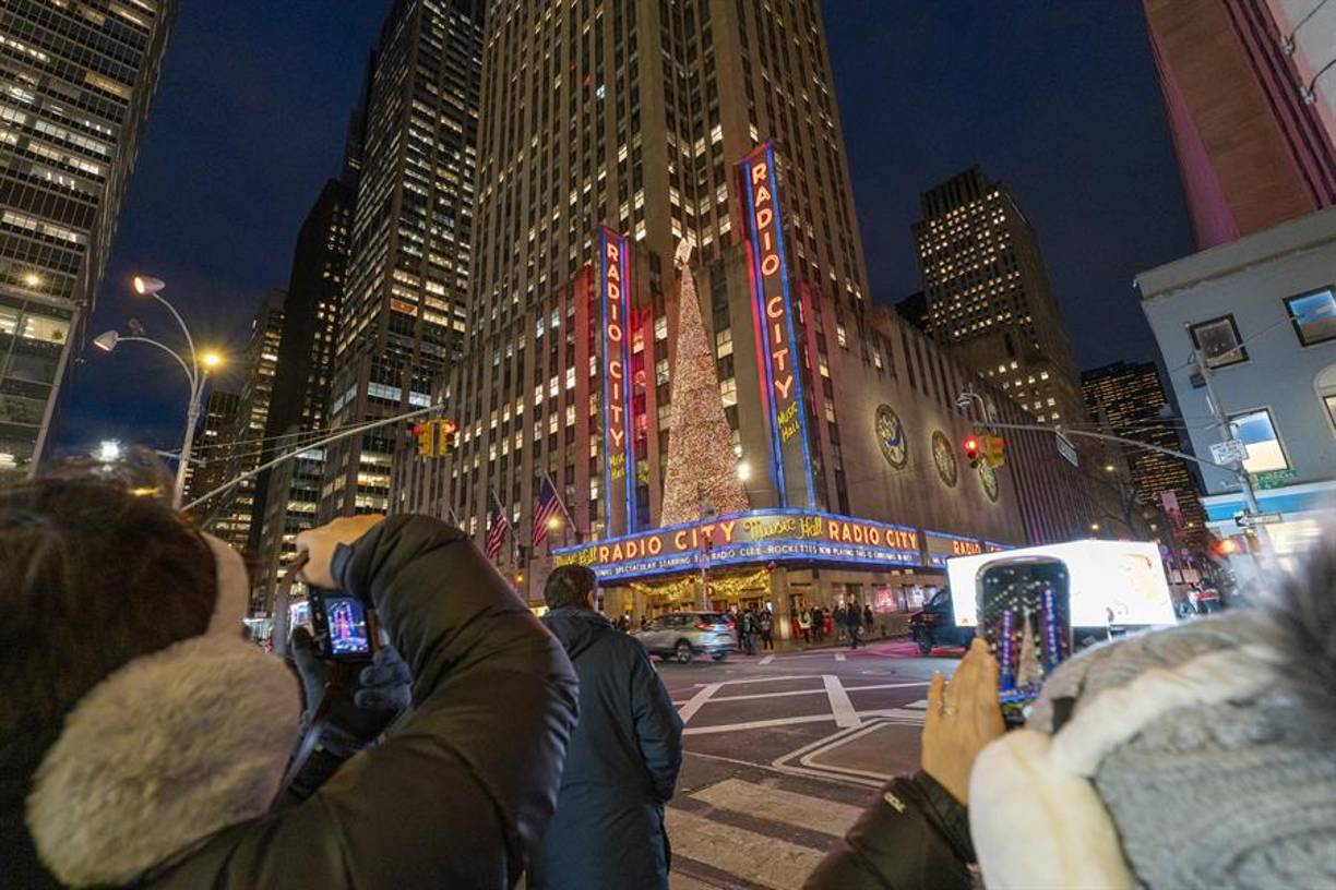 La ciudad ofrece diversas actividades de temporada y espectaculares decoraciones de las que disfrutan locales y turistas.