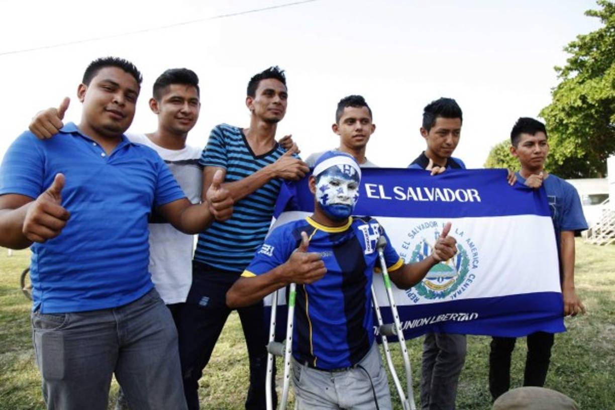 Sin rencías, salvadoreños y hondureños a alentar a sus equipos en el estadio Olímpico sampedrano.