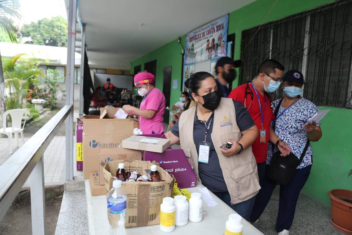 Brigada médica atiende a personas de ocho comunidades albergadas en escuela de Choloma (Fotos)
