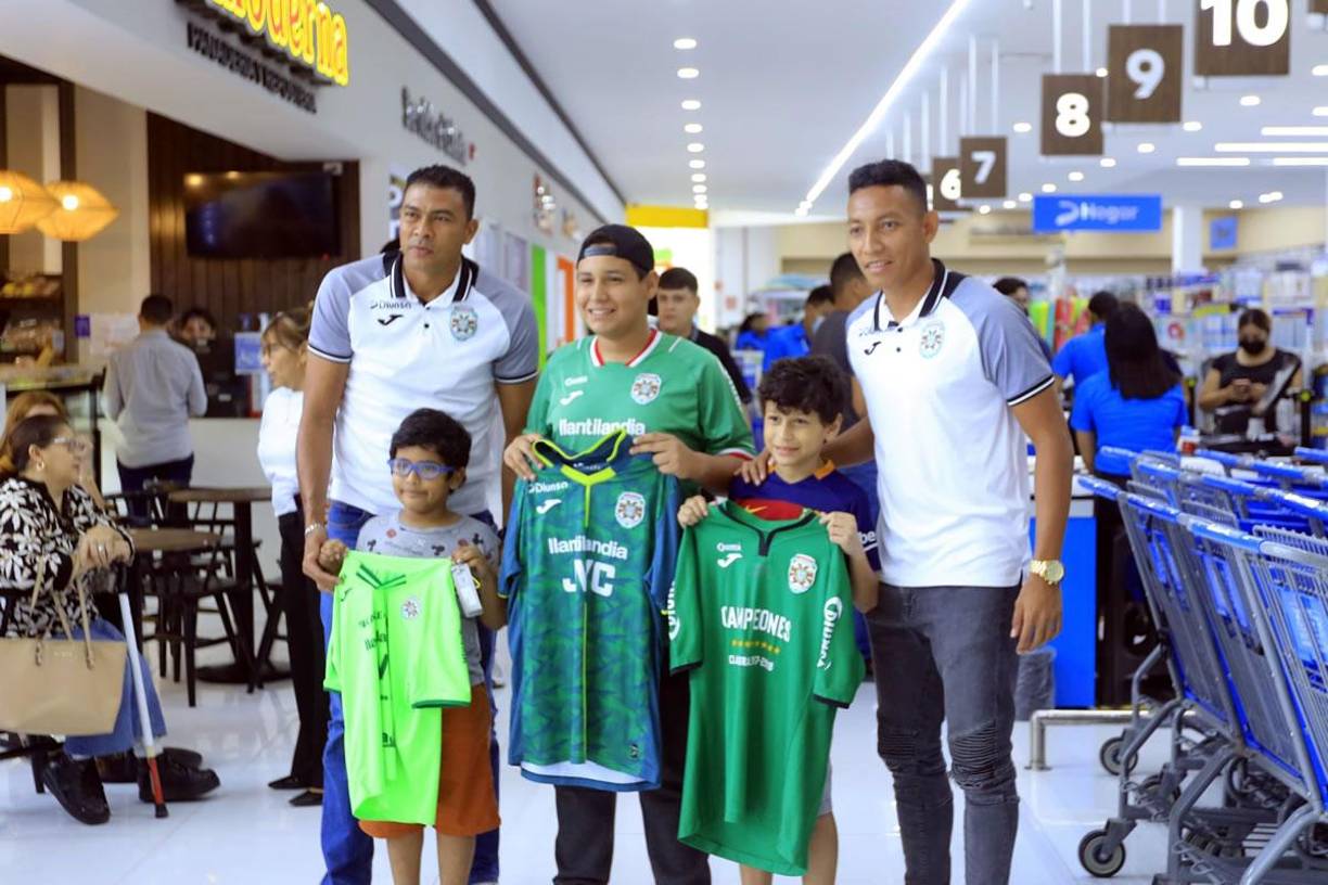 Allan Banegas y Sergio Peña posando con aficionados del Marathón.