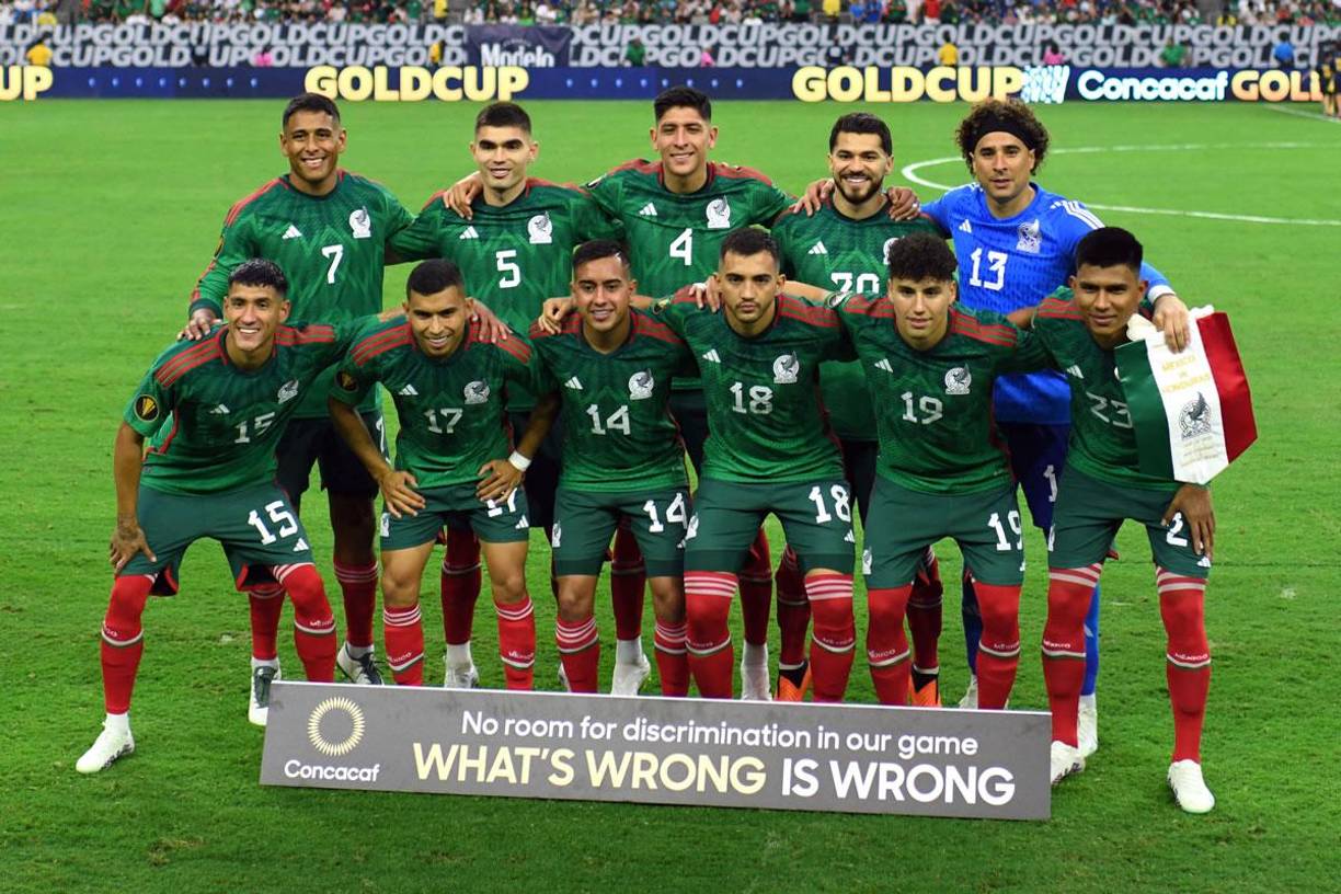 El 11 titular de la Selección de México posando previo al partido contra Honduras.