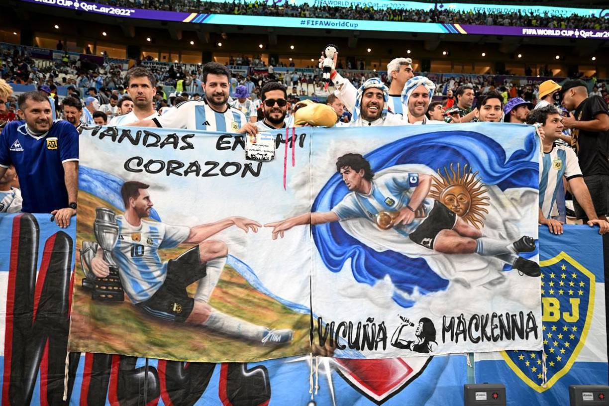 Maradona y Messi, siempre presentes en las mantas de los aficionados argentinos.