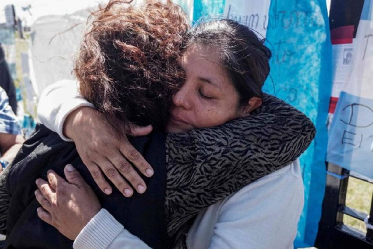 Elena Alfaro, hermana del submarinista desaparecido Cristian David Ibañez, es consolada por otra familiar en las afueras de la Base Naval argentina.