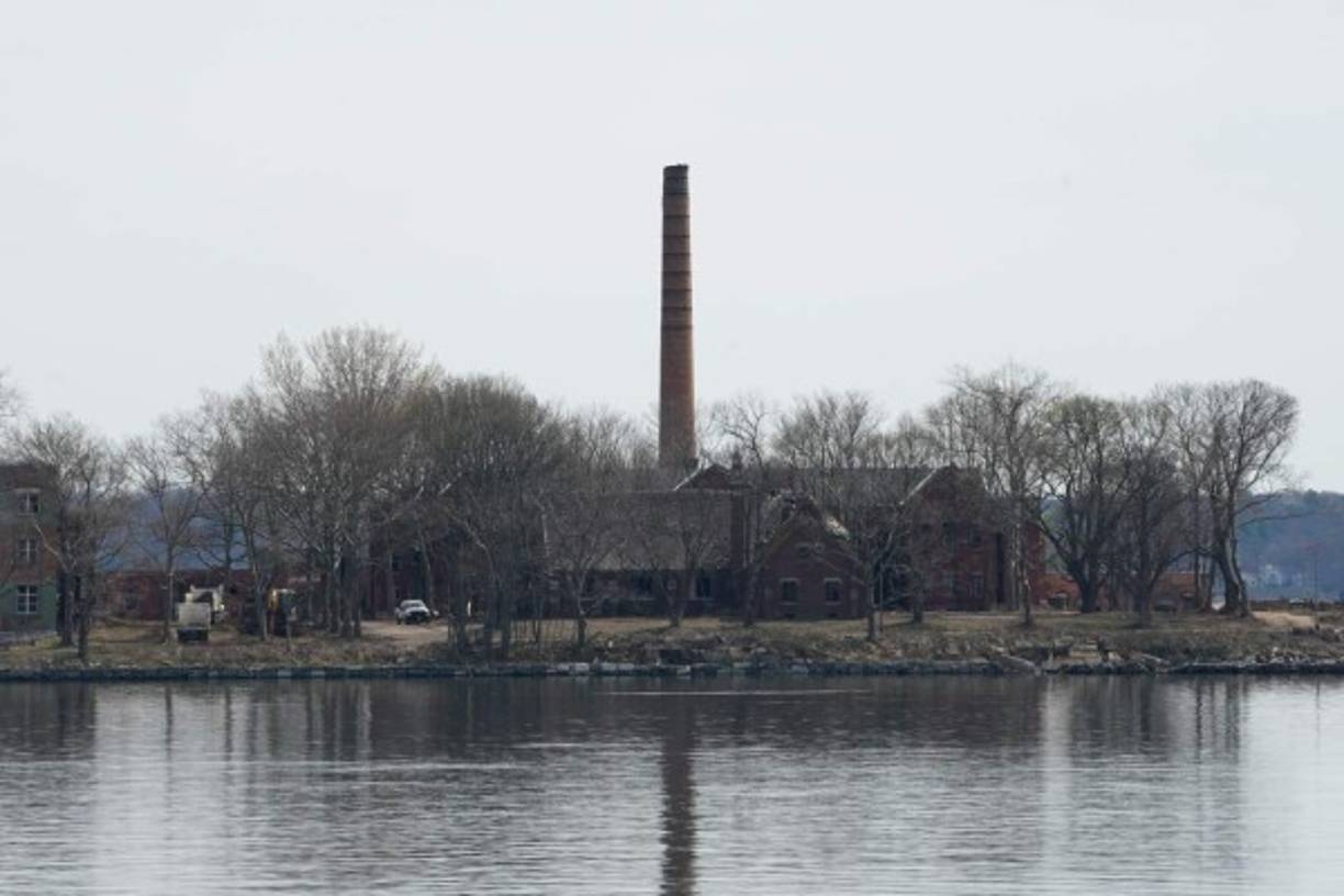 Los parientes de los fallecidos solo pueden visitarla dos días por mes, y funcionarios penitenciarios escoltan a la prensa al lugar solo dos veces por año.