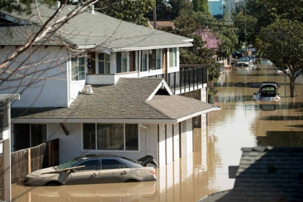 People gather during a protest against the government for its coronavirus crisis management in Seville on May 18, 2020, despite a national lockdown to prevent the spread of the COVID-19 disease. - Spain began last week a three-phase plan to end lockdowns for half the country by the end of June. Nevertheless, for several days now there have been protests against the government of Socialist Prime Ministers Pedro Sanchez, in one of Madrid's most affluent districts. Those demonstrations spread this weekend to other districts of the capital and to the city of Salamanca, in Castile y Leon region (Photo by CRISTINA QUICLER / AFP)