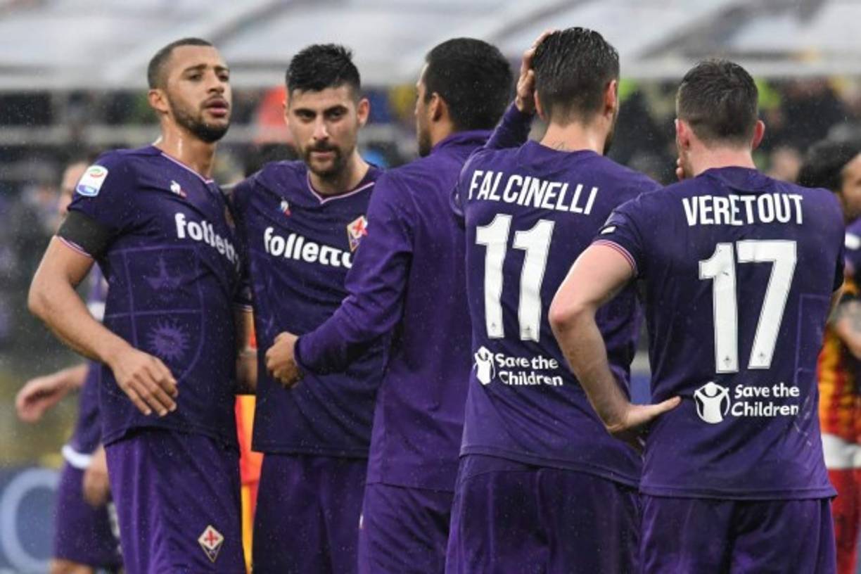 'Y con el número 13, capitán para siempre, ¡Davide Astori!', lanzó el 'speaker' del estadio. Miles de globos blancos y morados volaron por el cielo de Florencia antes del inicio del partido.<br/>