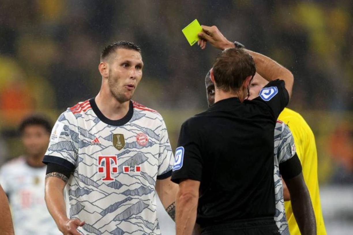 El central alemán de 25 años, Niklas Sule, quedará libre el 1 de enero de 2022 y podrá negociar su llegada al Real Madrid a coste cero, algo que serviría al conjunto blanco para reforzar una parcela defensiva que esta temporada se ha quedado sin Sergio Ramos y Raphael Varane, y que tan solo ha recibido a David Alaba como fichaje defensivo, llegando precisamente el jugador austriaco a coste cero tras negarse a renovar con el Bayern Munich, club en el que milita el mencionado Sule.