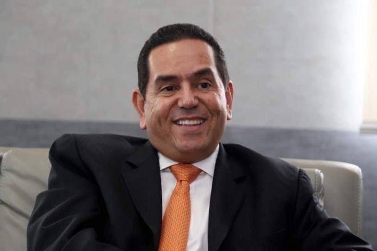 En el video, publicado en su cuenta de X (antes Twitter), el diputado compartió una imagen en donde aparece su hijo acostado sobre una cama y con una rodillera inmovilizadora en su pierna derecha.