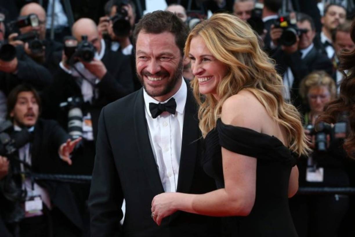 Después de dejarse fotografiar, con aspecto ligeramente nervioso, Roberts retrocedió para unirse a sus compañeros y ya, todos juntos, comenzar el, corto en distancia y largo en tiempo, paseo por la alfombra roja.