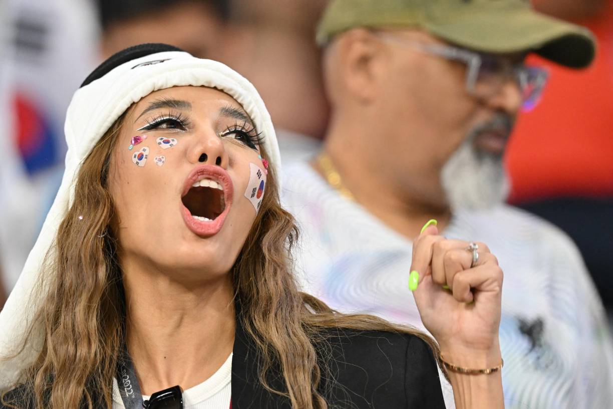 Esta linda aficionada de Corea del Sur fue el foco de atención de la gradería.