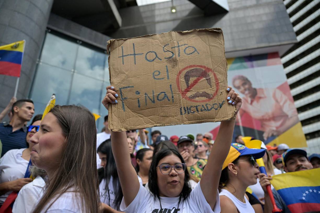  Machado y González expresaron su solidaridad con las víctimas de las protestas, calculadas, según organizaciones no gubernamentales, en seis muertos y 84 heridos, mientras que la Fiscalía computó 749 detenciones y 48 policías y militares lesionados, uno de ellos fallecido “por disparos de los manifestantes”.