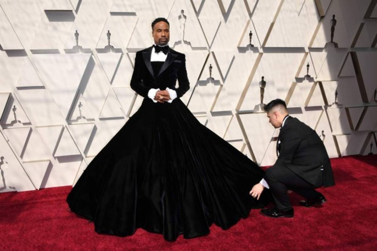 Billy Porter, el hombre que revolucionó la alfombra roja de los premios Óscar 2019, rompió moldes con un esmoquin negro y falda de gran volumen.