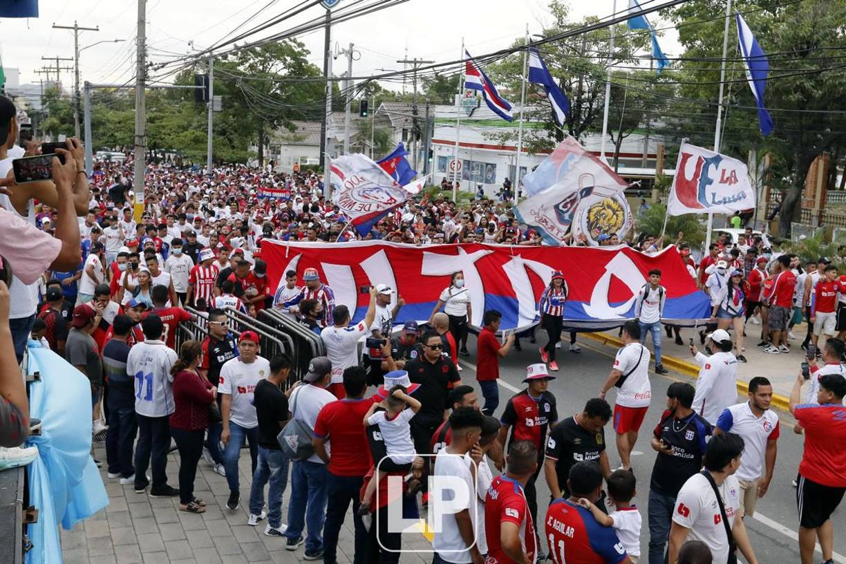 Gran ambiente hizo la Ultra Fiel afuera del estadio Morazán previo al partido.