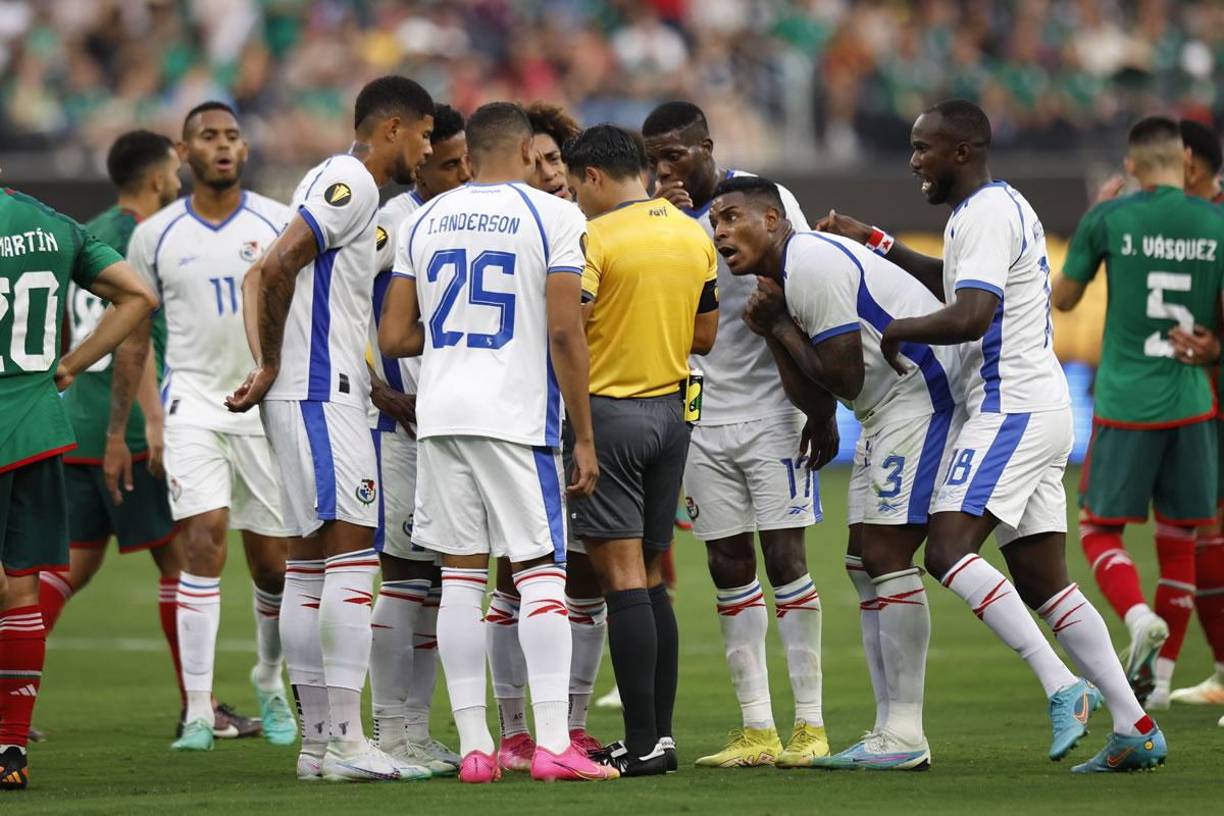 Jugadores de Panamá le reclaman al árbitro hondureño Saíd Martínez tras expulsar a Harold Cummings por doble amarrila, pero el VAR le aviso y rectificó, le quitó la amonestación.