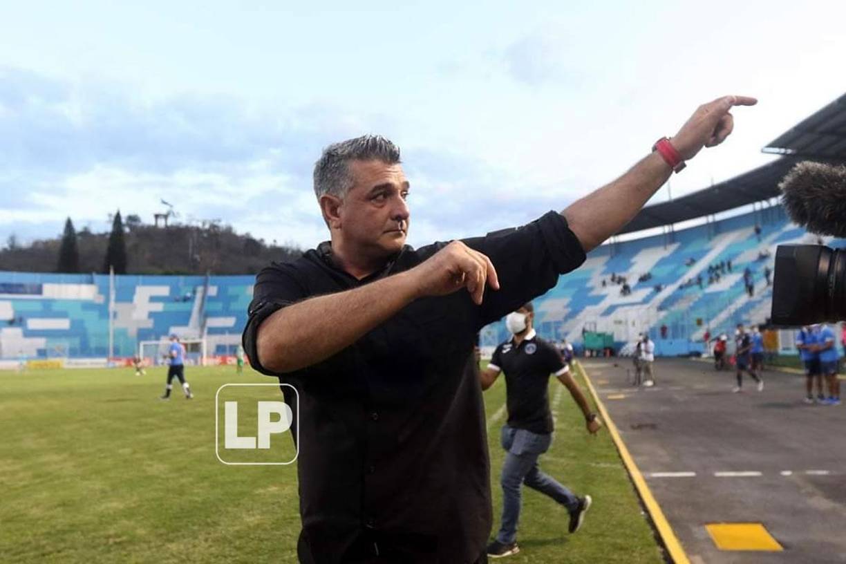 Tras el pitazo final, el estadio Nacional estalló en gritos, aplausos y alientos; Diego Vázquez sí se dirigió hacia la afición en forma de agradecimiento.