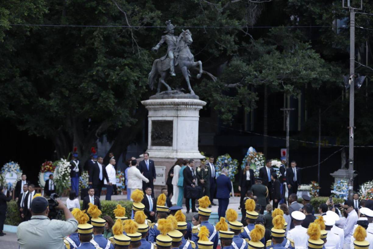 Seguidamente, la mandataria hondureña colocó una ofrenda floral ante la estatua de Morazán, fusilado en San José de Costa Rica el 15 de septiembre de 1842, cuando luchaba por la unión de Centroamérica.