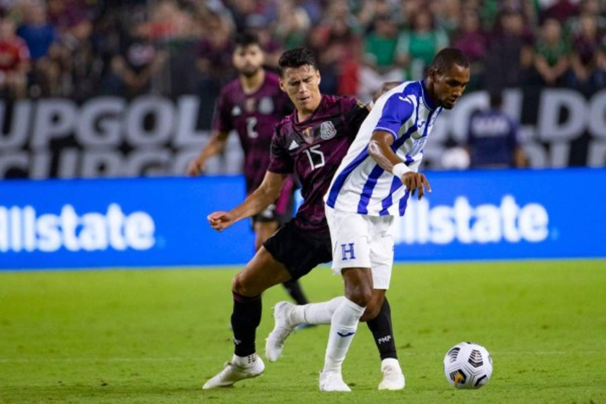 Jerry Bengtson cubre el balón ante la marca del defensa Héctor Moreno.
