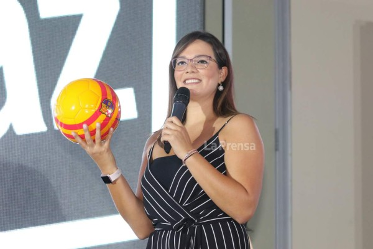 La periodista Carmen Boquín se ha hecho presente al evento.