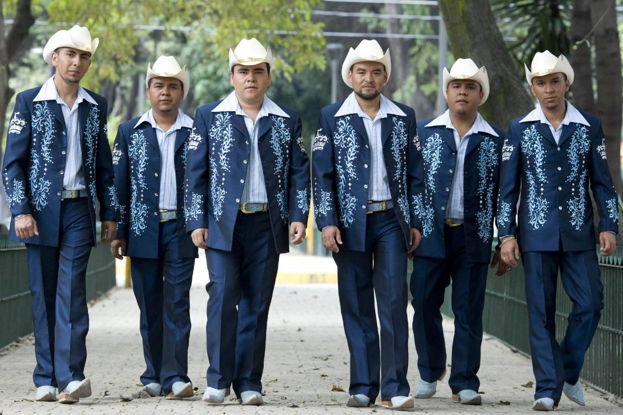 Falta poco para que finalice una de las ferias más bonitas de Honduras: la Feria Juniana, de San Pedro Sula. Y para cerrar con broche de oro no pueden faltar los eventos artísticos, en donde los sampedranos disfrutarán de principio a fin. Uno de los eventos más esperados en esta semana es el concierto de la banda El Trono de México. Los músicos creadores de grandes éxitos como “Te ves fatal”, “Prometiste volver” y “Almas gemelas”, se presentarán este viernes 30 de junio en el redondel del Campo Agas de San Pedro Sula.