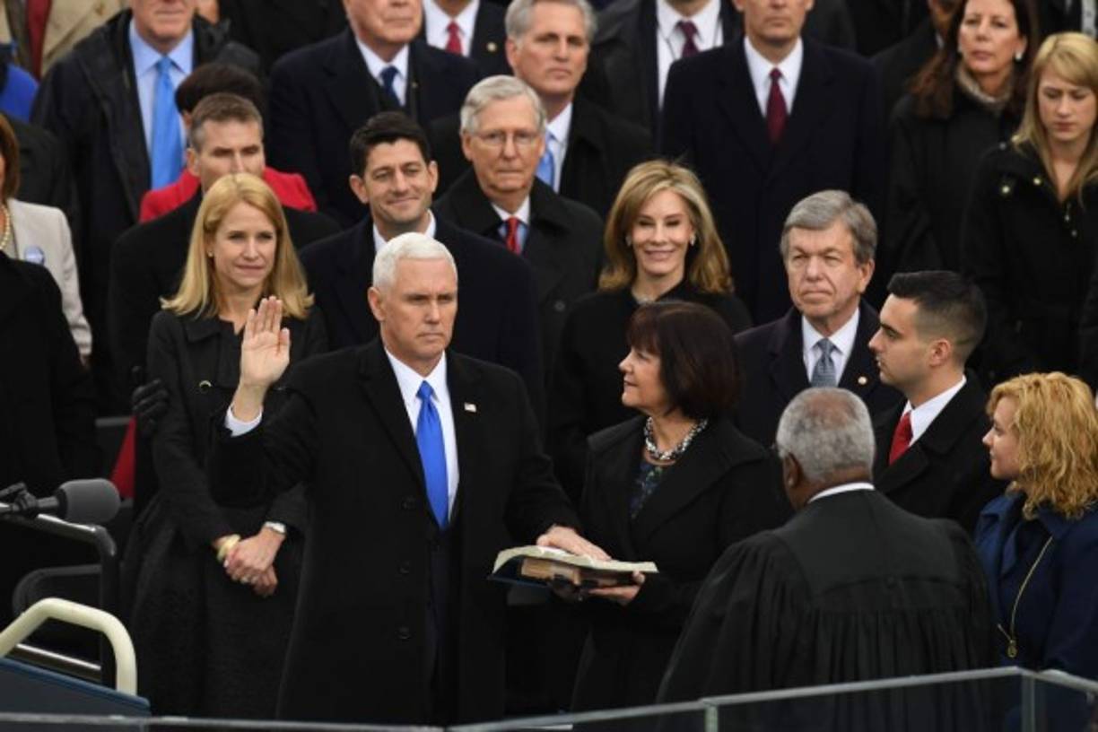 El vicepresidente Michael Richard Pence, un ultraconservador, en el momento de su juramento.