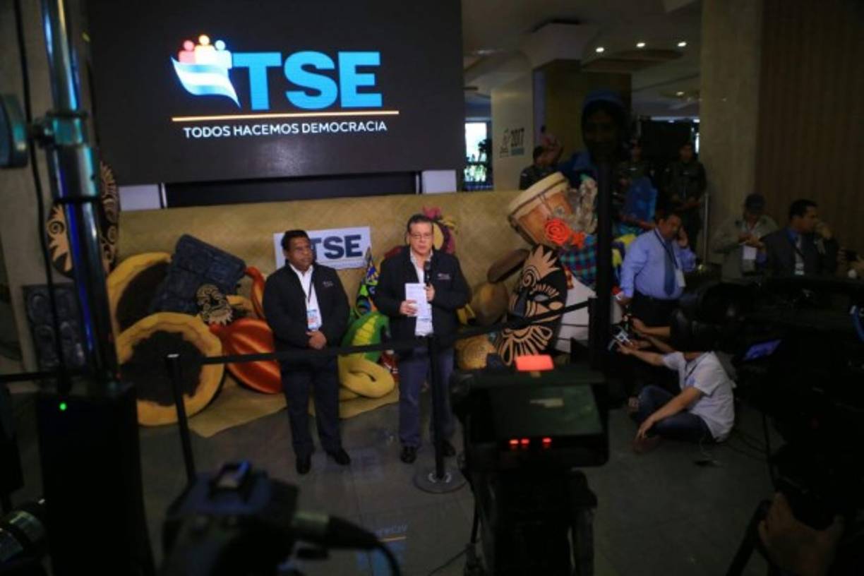 El Tribunal Supremo Electoral ofreció una conferencia de prensa a las 2:00 pm donde reportaban que los hondureños estaban yendo a votar masivamente.