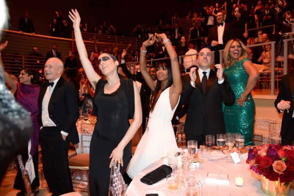 Asistentes a la fiesta de Time bailan con la música de Kanye West.