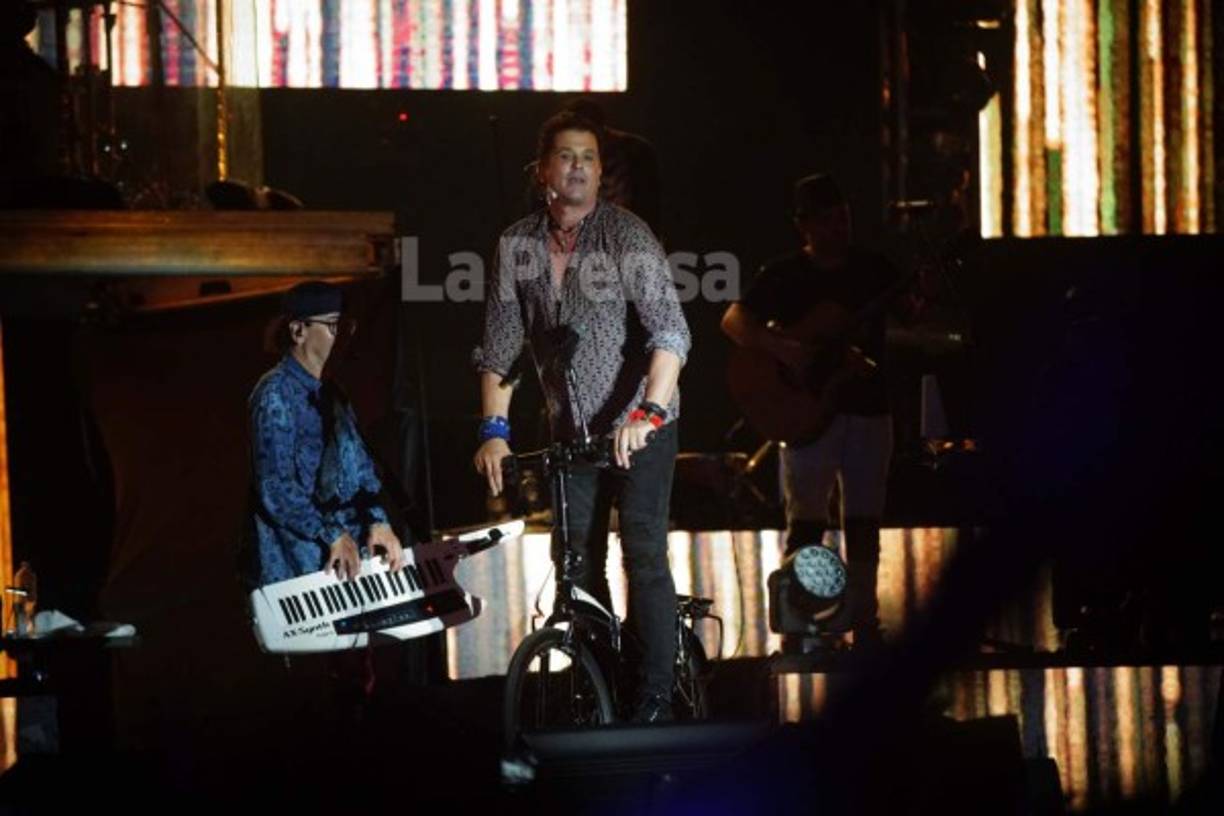 El colombiano sorprendió al entrar al escenario montando una bicicleta para cantar su popular tema 'La bicicleta'.