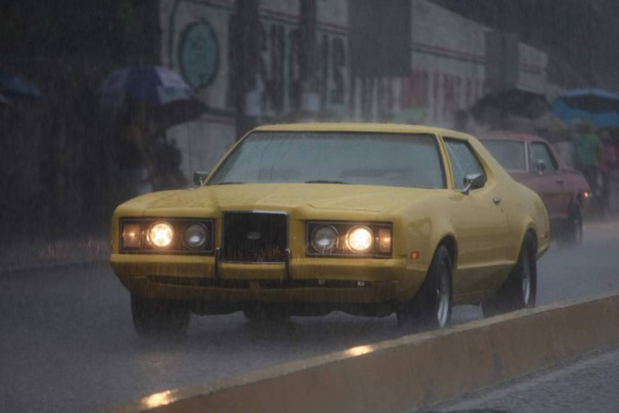 Están presentes autos clásicos, antiguos.