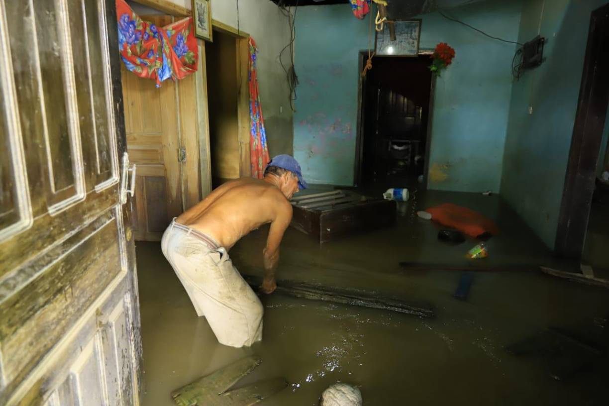 Si bien la inundación no cubrió por completo las viviendas, sí hizo lo suficiente para echar a perder algunos artículos.