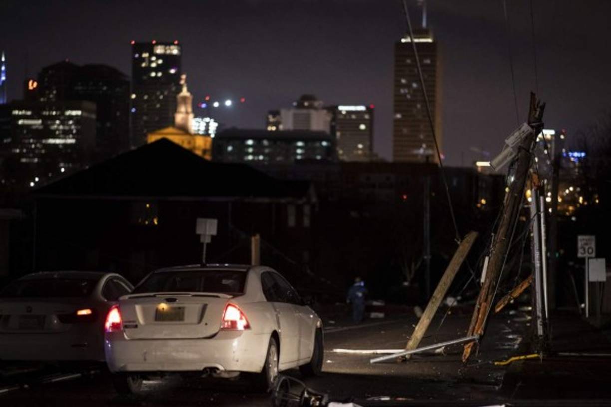 La votación se aplazó una hora en Nashville y en el condado de Wilson debido a los daños provocados por el tornado, donde hubo que improvisar varios colegios electorales, informó el diario local The Tennessean.