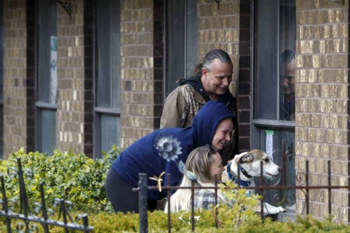 En Canadá, cientos de personas visitaron a sus madres y abuelas a través de las ventanas de los centros de retiro.