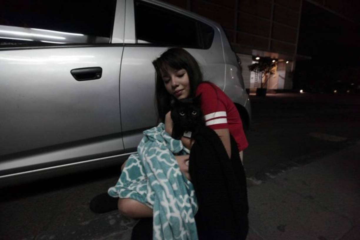 Esta pequeña que salió de su hogar no se olvidó de su mascota.