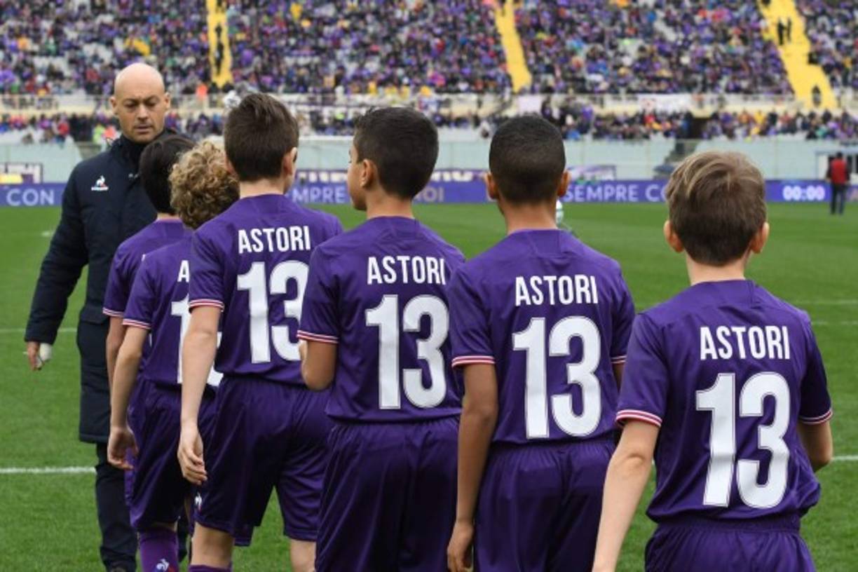 Además, en un conmovedor acto otro grupo de niños ingresaron al campo vistiendo la camisola número 13 que usaba el capitán de la Fiorentina.