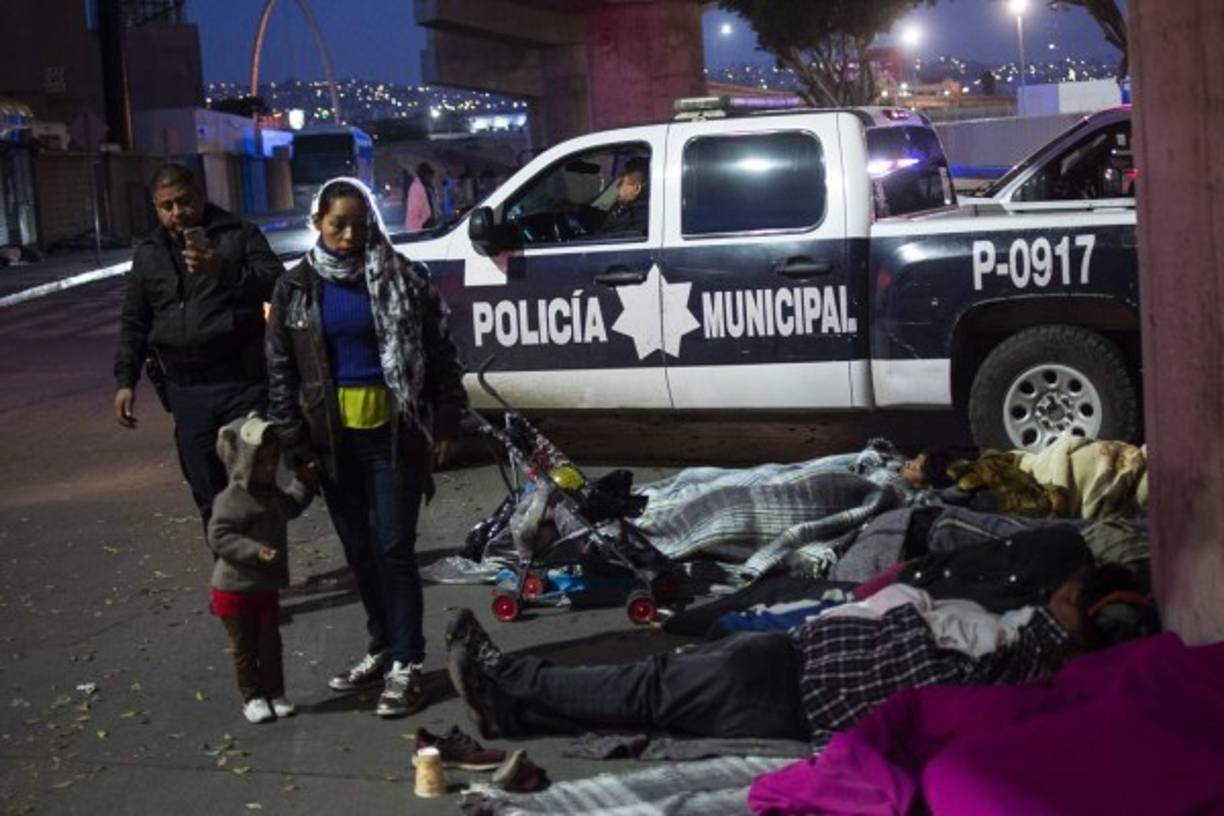 Durante casi una hora agentes de la Oficina de Aduanas y Protección Fronteriza desplegaron medidas de seguridad como ensayo ante la posibilidad de una potencial llegada masiva de migrantes a este punto de ingreso a su territorio.