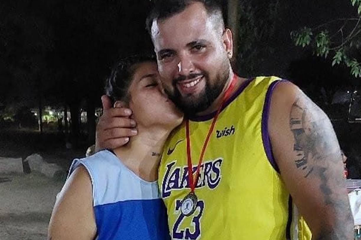 Agregó: “Mis ojos están cansado de tanto llorar, mi cuerpo a punto de colapsar con semejante injusticia ahora quedó una criatura sin su madre y un marido sin su mujer que le arrebataron la vida con 10 disparos estando embarazada, nos arruinaron la vida...”.