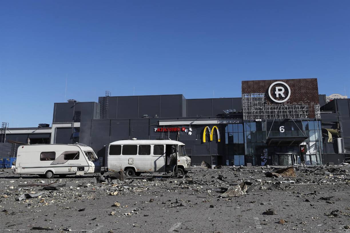 En los alrededores del centro comercial, casi ninguna ventana se salvó de la explosión y los cristales rotos cubren las explanadas de los edificios de 20 plantas. 