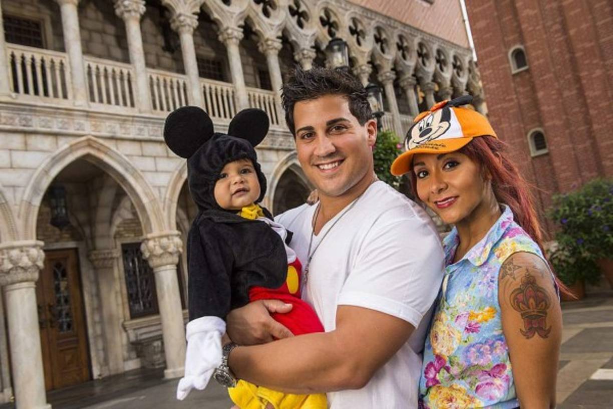 Snooki. 'Yo me considero bi. He hecho cosas con chicas antes. Pero yo nunca estaría con una chica porque me gustan los... penes, pero es cierto que he experimentado', dijo en una entrevista a The Huffington Post en febrero de 2012 la concursante de Jersey Shore.
